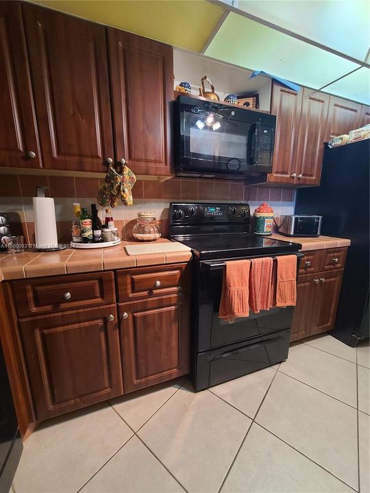 For Sale: $174,500 (1 beds, 1 baths, 1071 Square Feet)