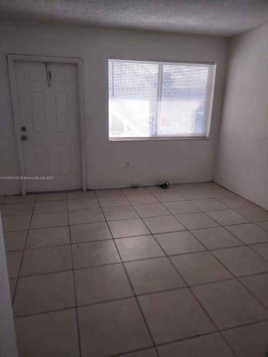 Recently Rented: $1,400 (1 beds, 1 baths, 500 Square Feet)