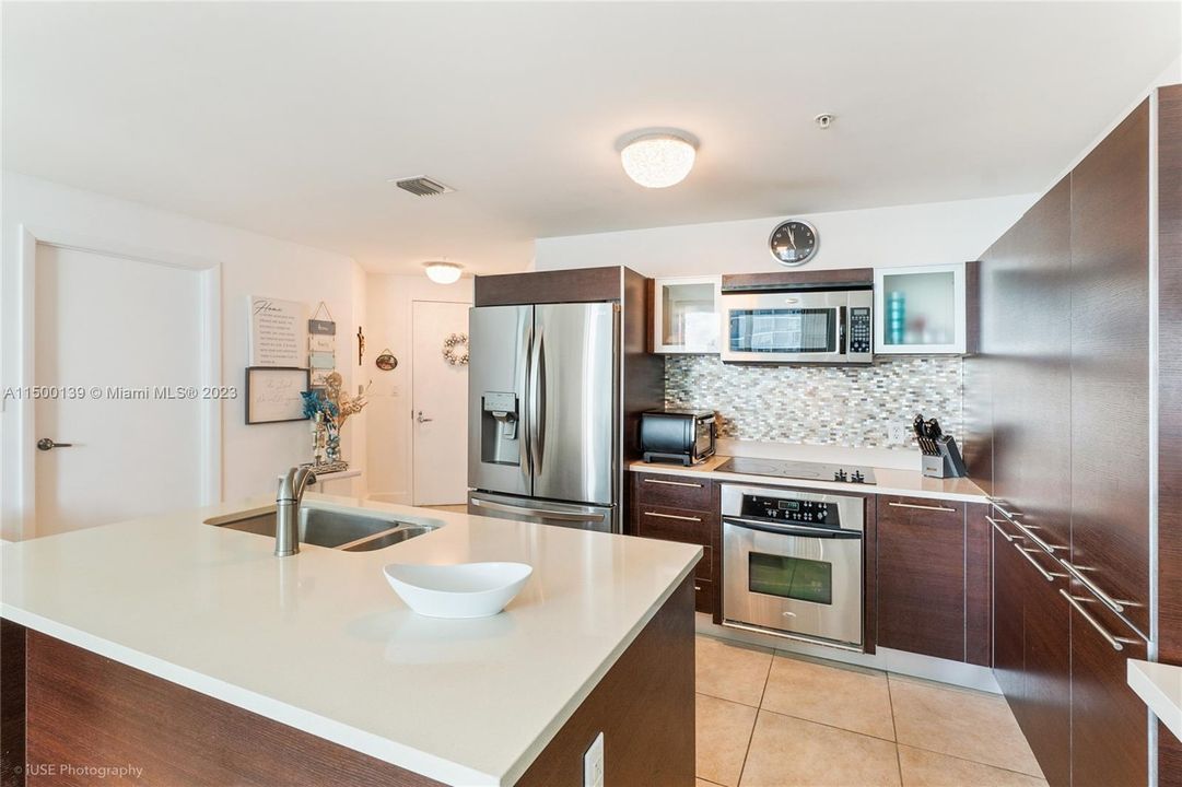 For Sale: $460,000 (1 beds, 1 baths, 780 Square Feet)