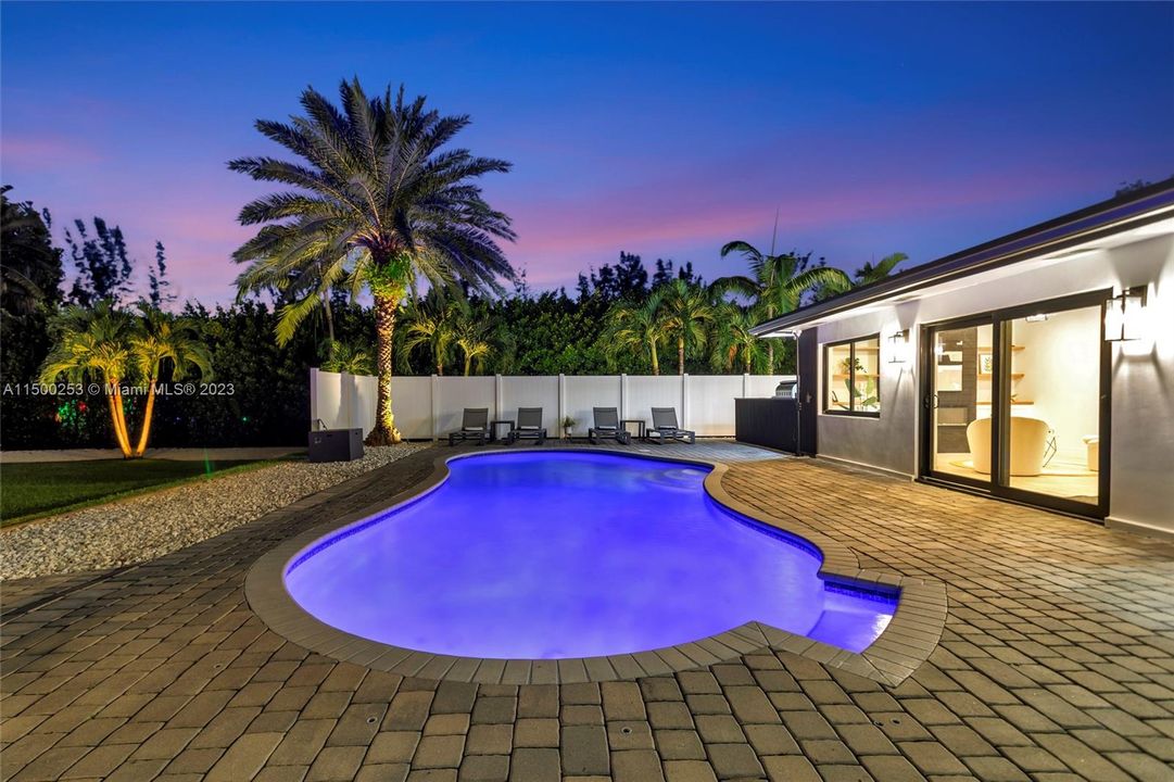 Recently Sold: $1,395,000 (3 beds, 2 baths, 1740 Square Feet)