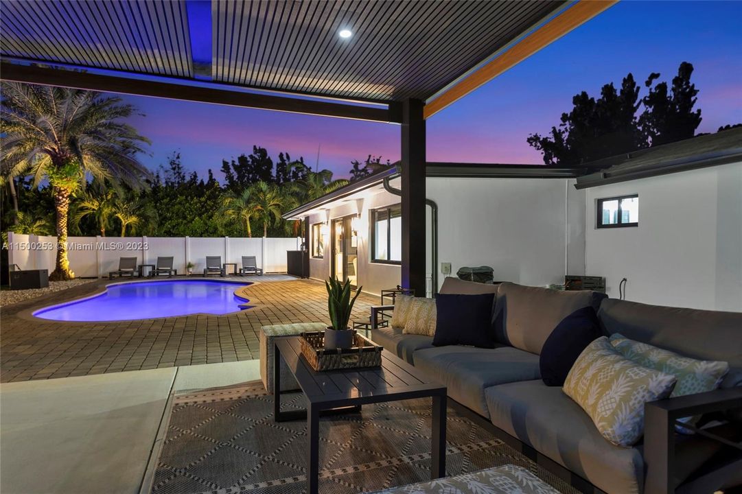 Recently Sold: $1,395,000 (3 beds, 2 baths, 1740 Square Feet)