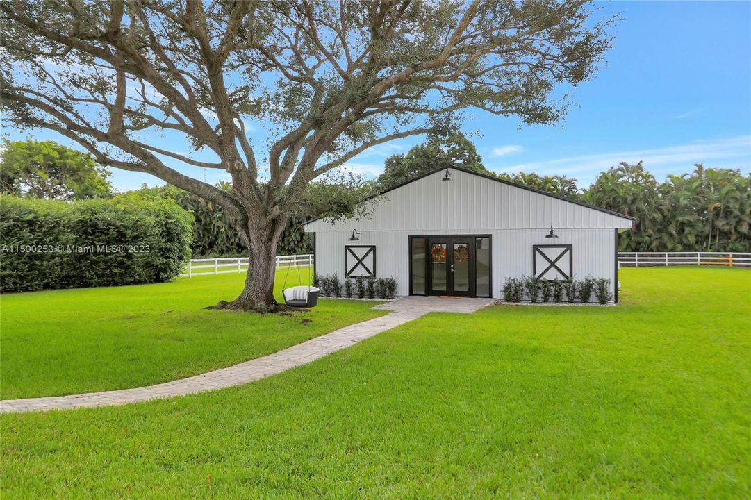 Recently Sold: $1,395,000 (3 beds, 2 baths, 1740 Square Feet)