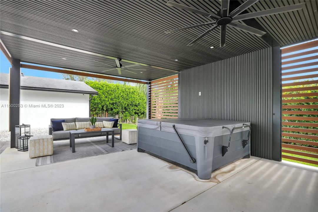 Recently Sold: $1,395,000 (3 beds, 2 baths, 1740 Square Feet)