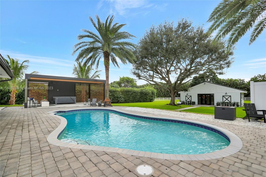 Recently Sold: $1,395,000 (3 beds, 2 baths, 1740 Square Feet)