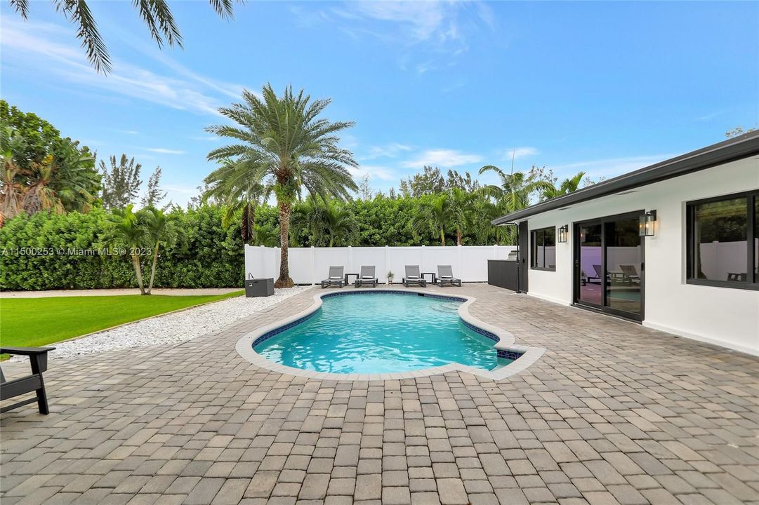 Recently Sold: $1,395,000 (3 beds, 2 baths, 1740 Square Feet)