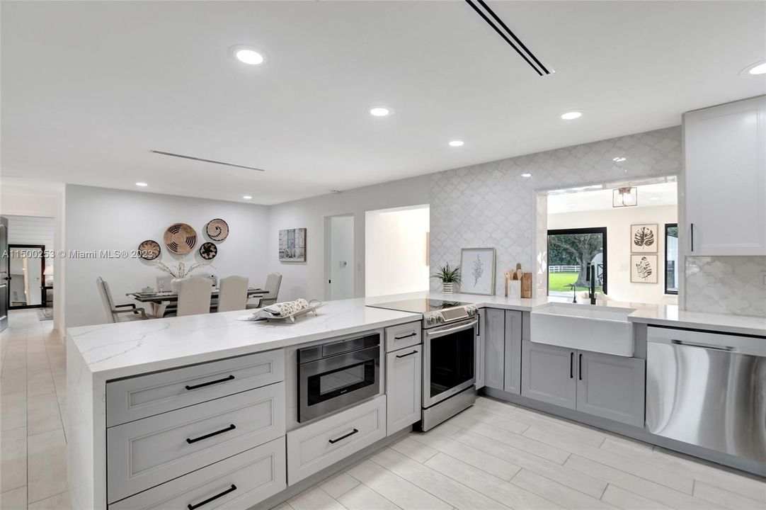 Recently Sold: $1,395,000 (3 beds, 2 baths, 1740 Square Feet)
