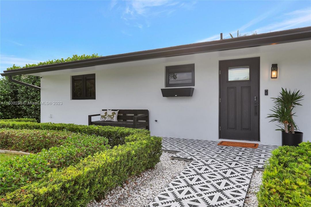 Recently Sold: $1,395,000 (3 beds, 2 baths, 1740 Square Feet)
