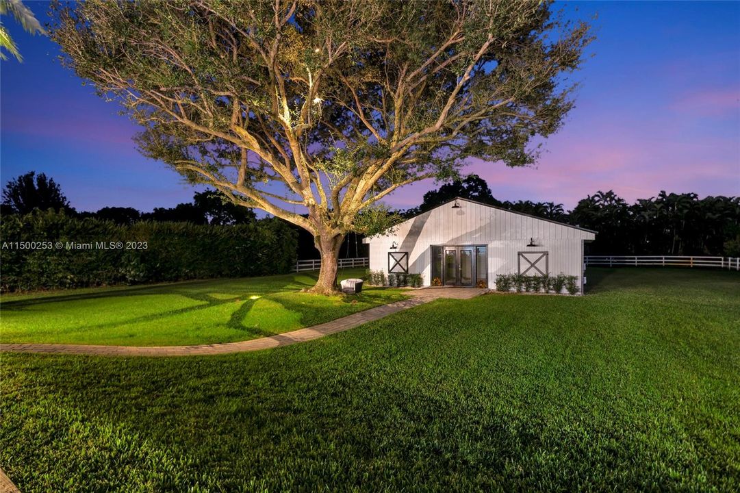 Recently Sold: $1,395,000 (3 beds, 2 baths, 1740 Square Feet)