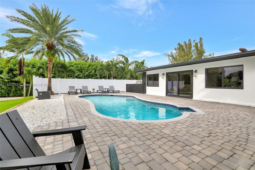 Recently Sold: $1,395,000 (3 beds, 2 baths, 1740 Square Feet)