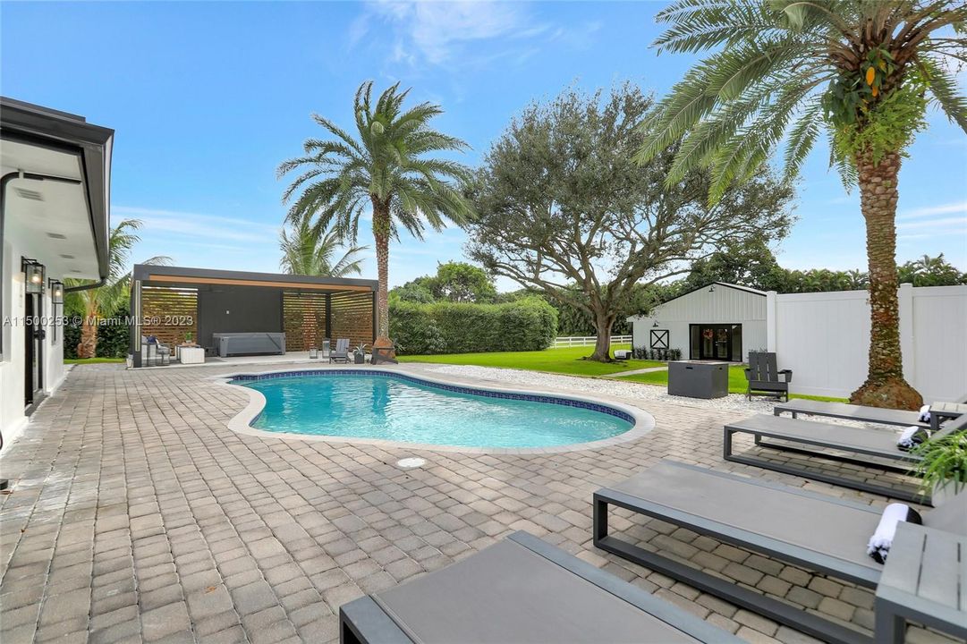 Recently Sold: $1,395,000 (3 beds, 2 baths, 1740 Square Feet)