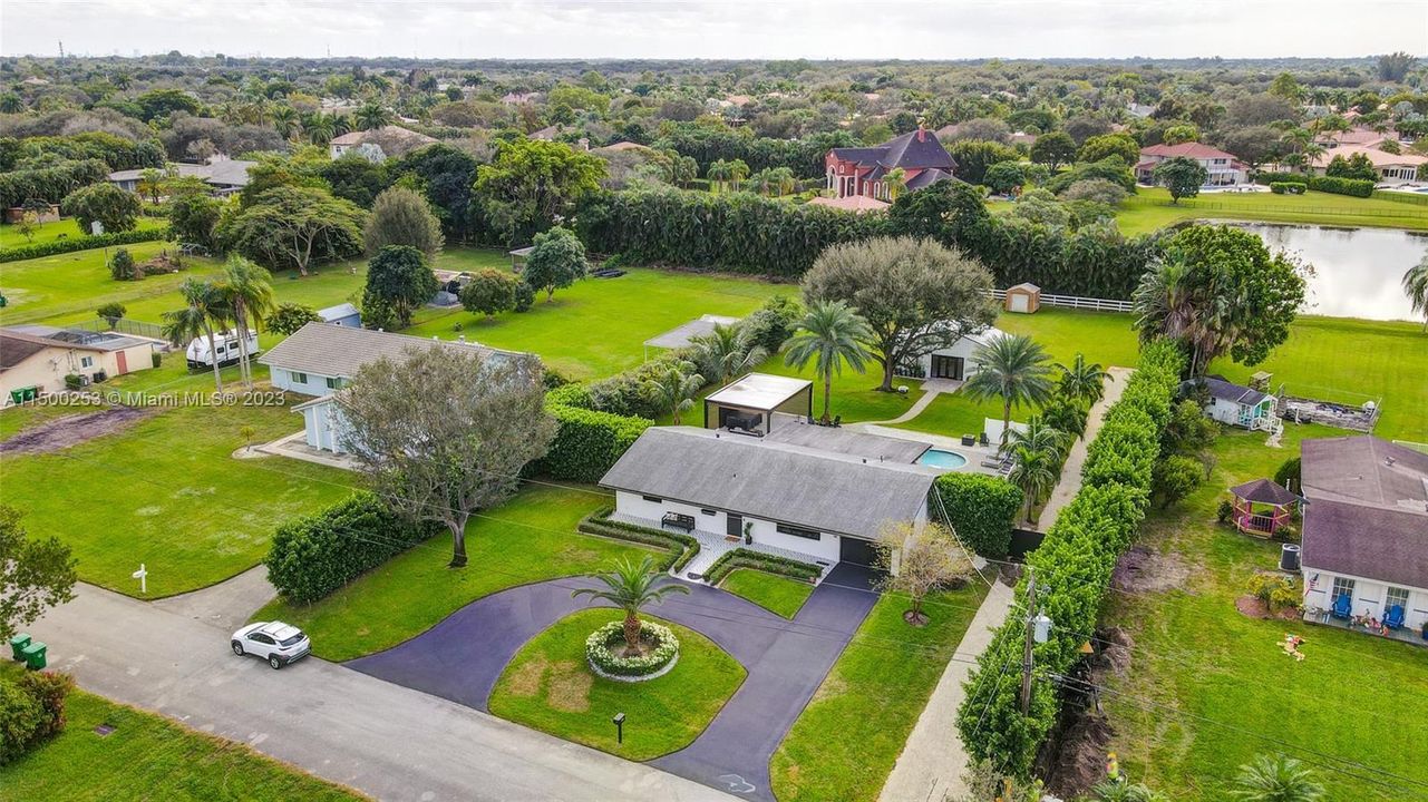 Recently Sold: $1,395,000 (3 beds, 2 baths, 1740 Square Feet)