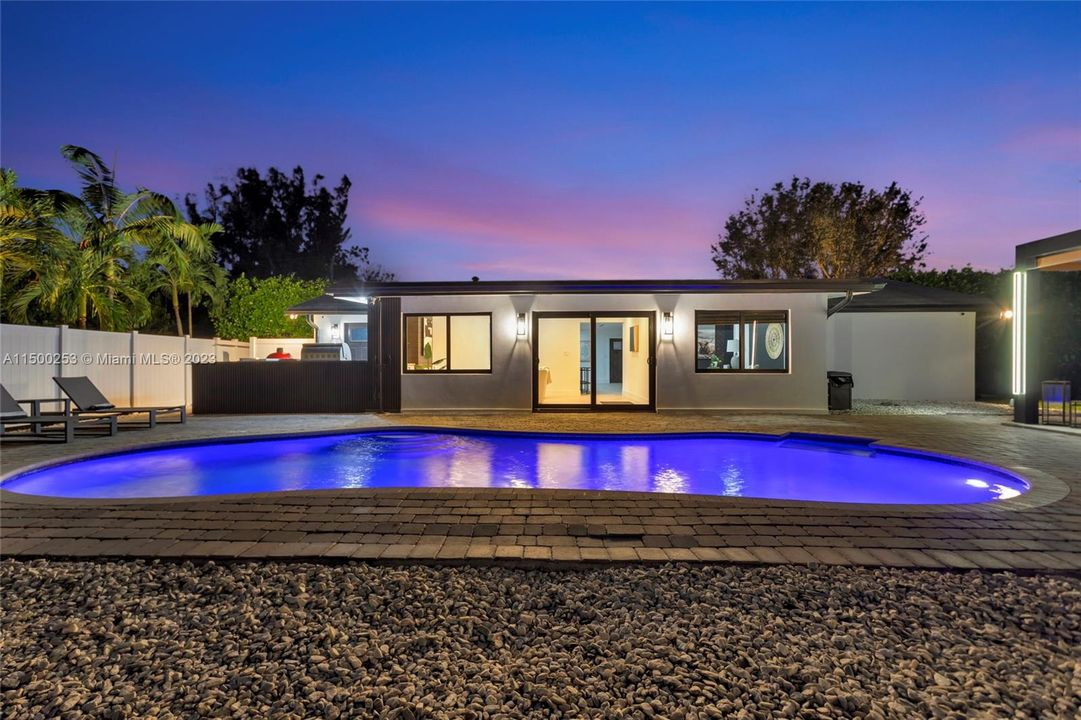 Recently Sold: $1,395,000 (3 beds, 2 baths, 1740 Square Feet)