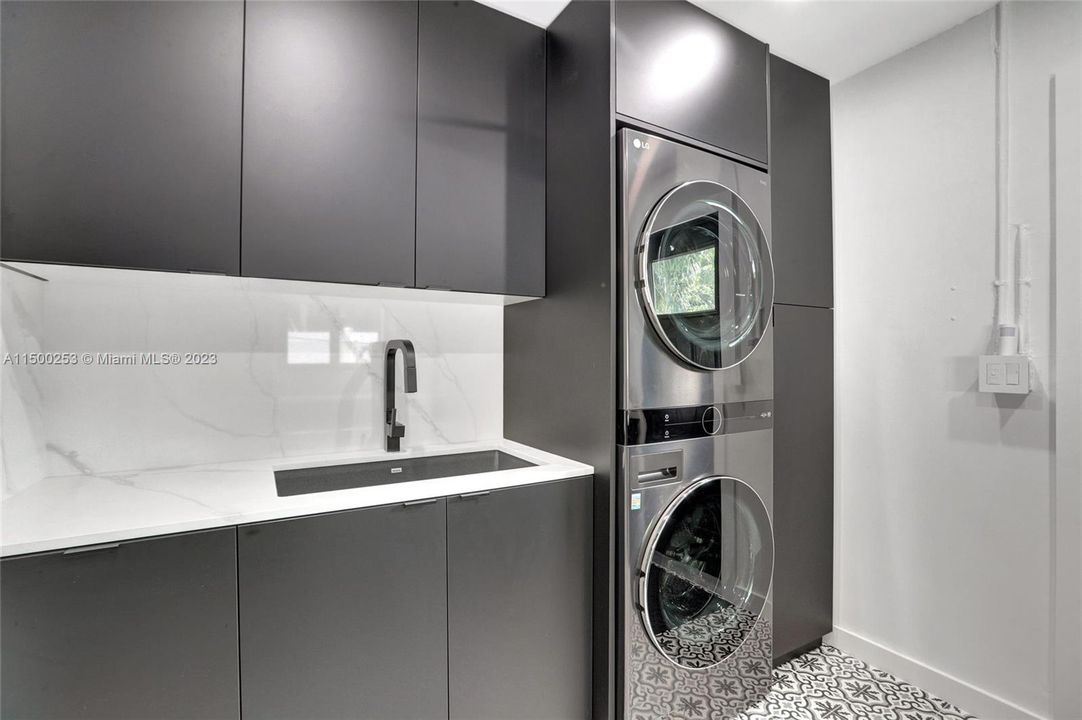 Recently Sold: $1,395,000 (3 beds, 2 baths, 1740 Square Feet)