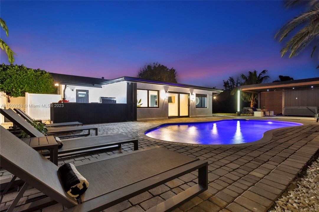 Recently Sold: $1,395,000 (3 beds, 2 baths, 1740 Square Feet)