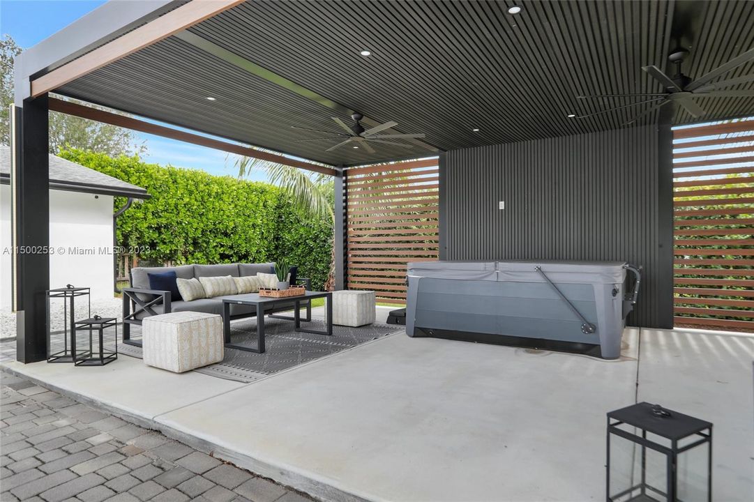 Recently Sold: $1,395,000 (3 beds, 2 baths, 1740 Square Feet)
