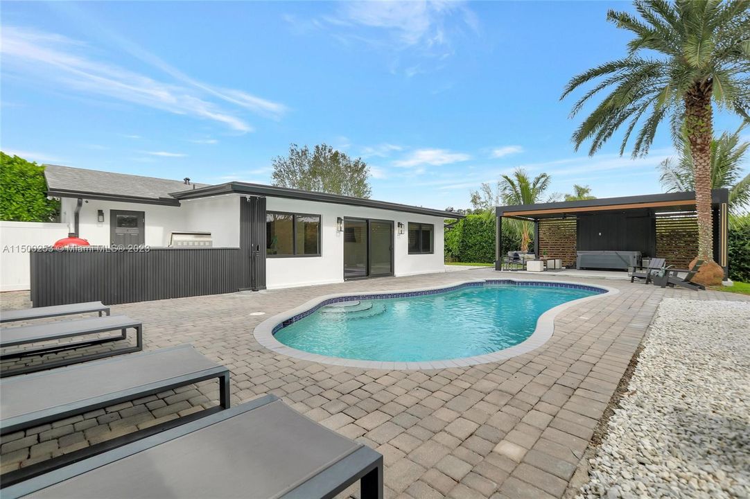 Recently Sold: $1,395,000 (3 beds, 2 baths, 1740 Square Feet)