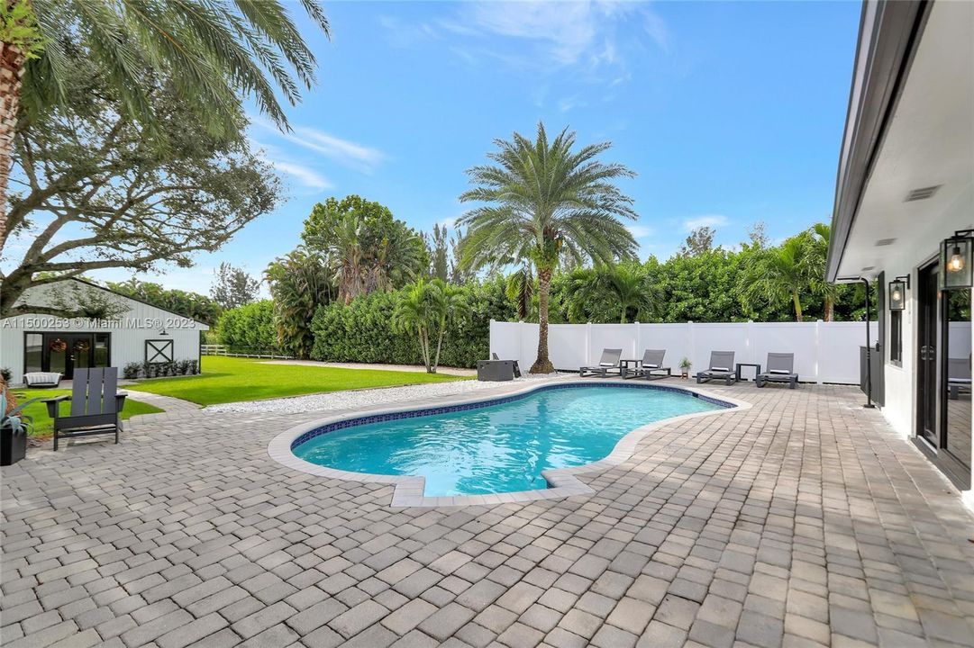 Recently Sold: $1,395,000 (3 beds, 2 baths, 1740 Square Feet)