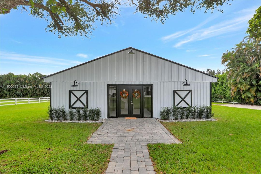 Recently Sold: $1,395,000 (3 beds, 2 baths, 1740 Square Feet)