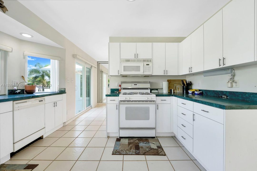Active With Contract: $639,900 (3 beds, 2 baths, 2254 Square Feet)