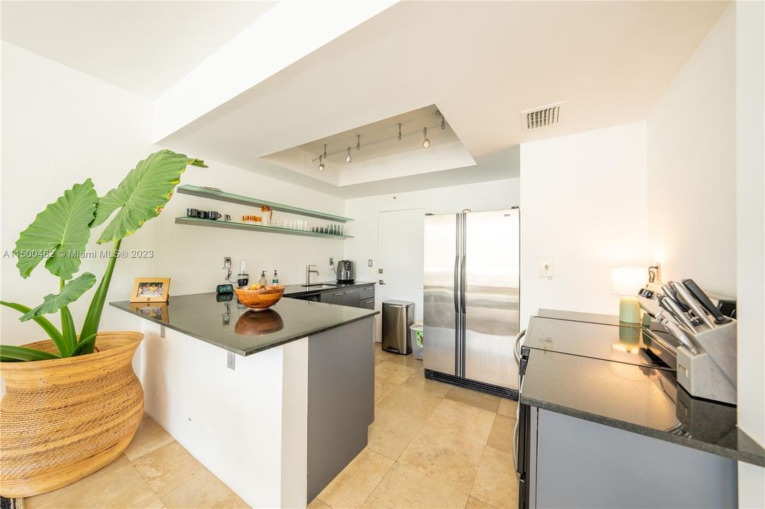 For Sale: $550,000 (1 beds, 1 baths, 897 Square Feet)