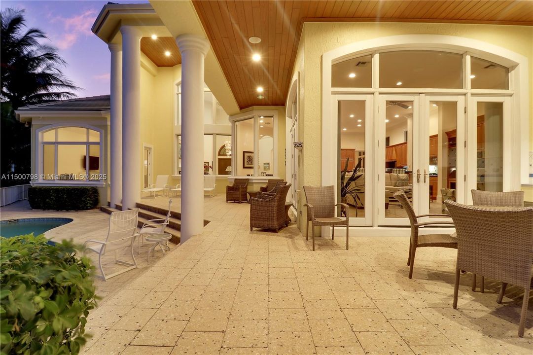 Vendido Recientemente: $9,950,000 (4 camas, 5 baños, 5691 Pies cuadrados)