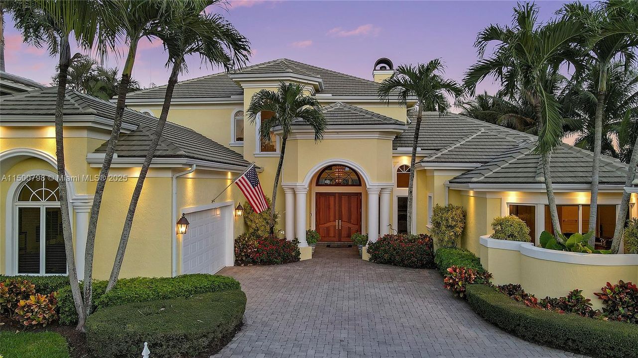 Vendido Recientemente: $9,950,000 (4 camas, 5 baños, 5691 Pies cuadrados)