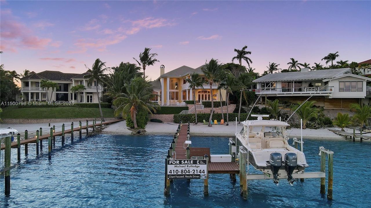 Vendido Recientemente: $9,950,000 (4 camas, 5 baños, 5691 Pies cuadrados)