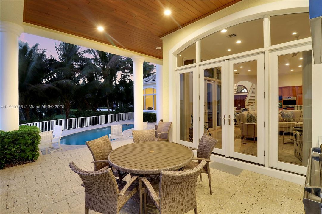 Vendido Recientemente: $9,950,000 (4 camas, 5 baños, 5691 Pies cuadrados)