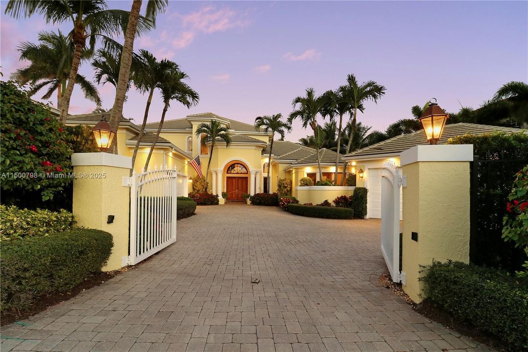 Vendido Recientemente: $9,950,000 (4 camas, 5 baños, 5691 Pies cuadrados)