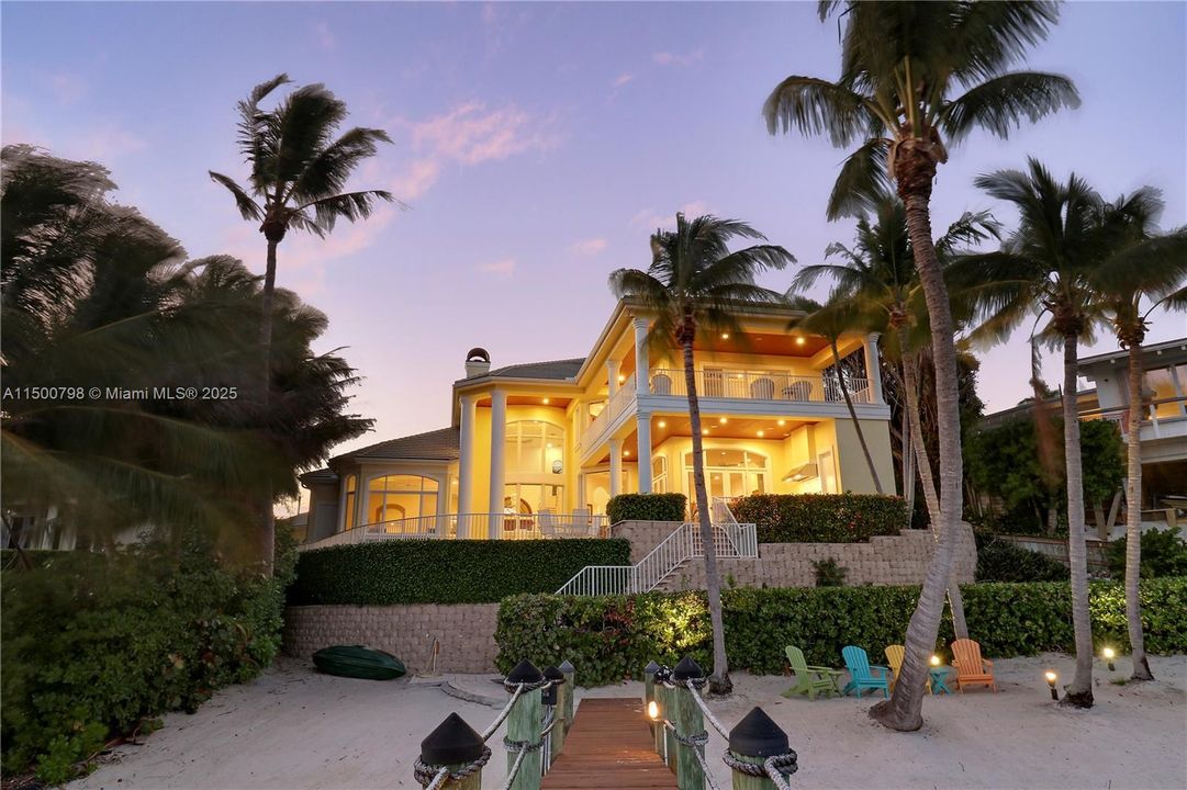 Vendido Recientemente: $9,950,000 (4 camas, 5 baños, 5691 Pies cuadrados)