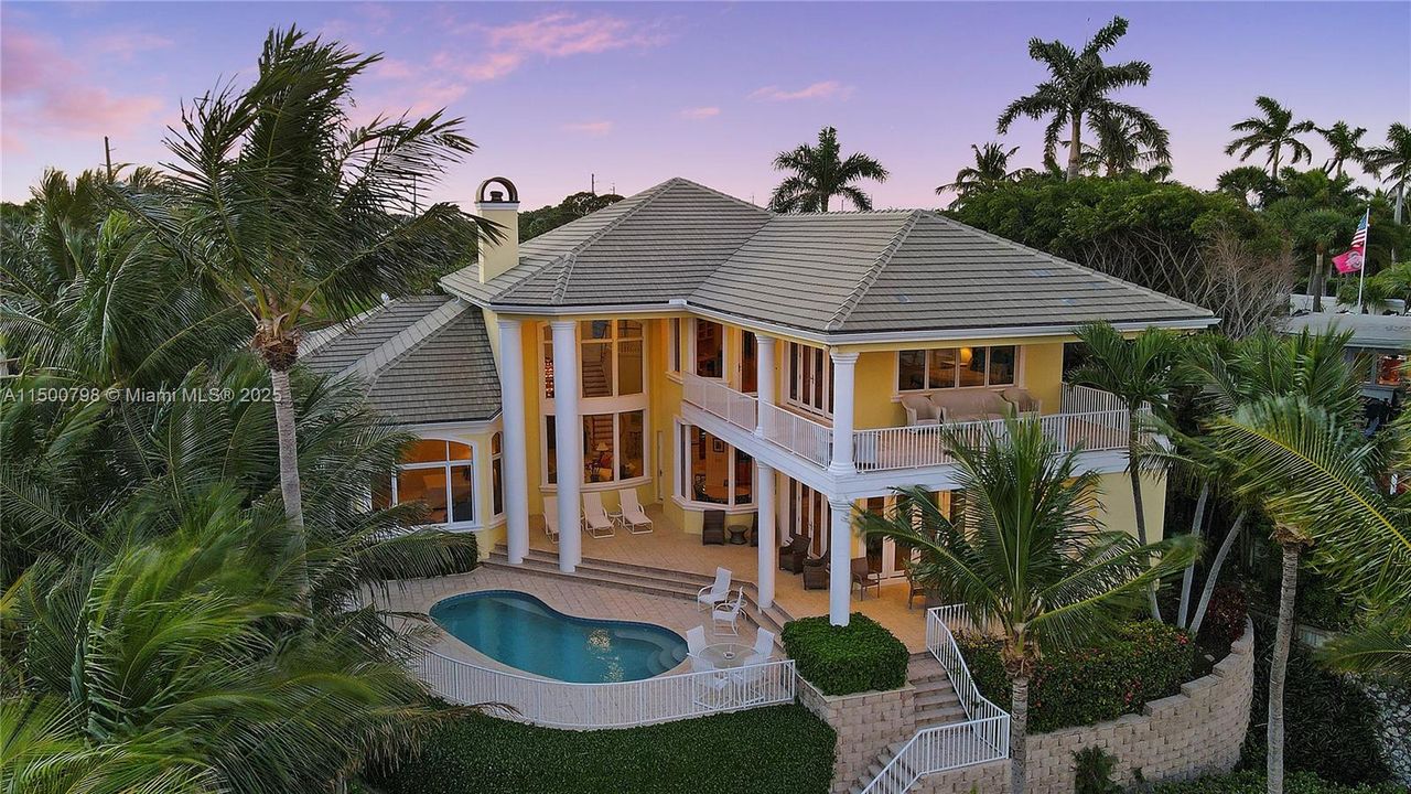 Vendido Recientemente: $9,950,000 (4 camas, 5 baños, 5691 Pies cuadrados)