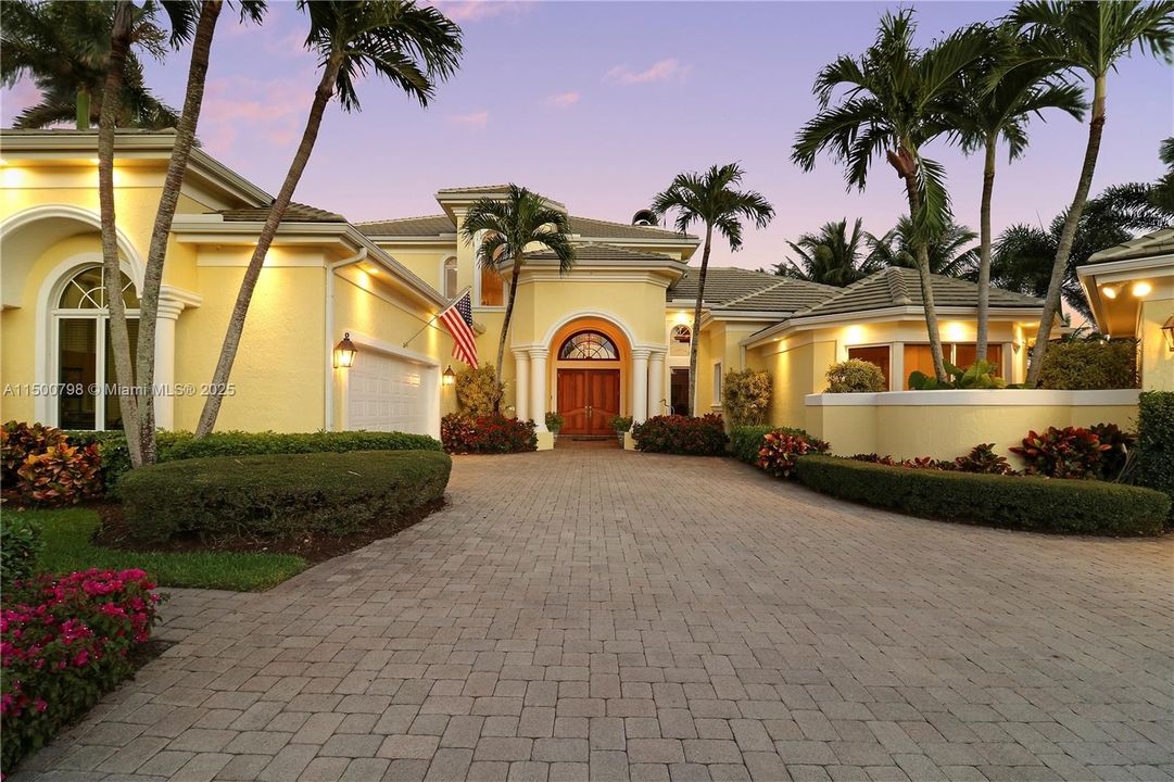 Vendido Recientemente: $9,950,000 (4 camas, 5 baños, 5691 Pies cuadrados)