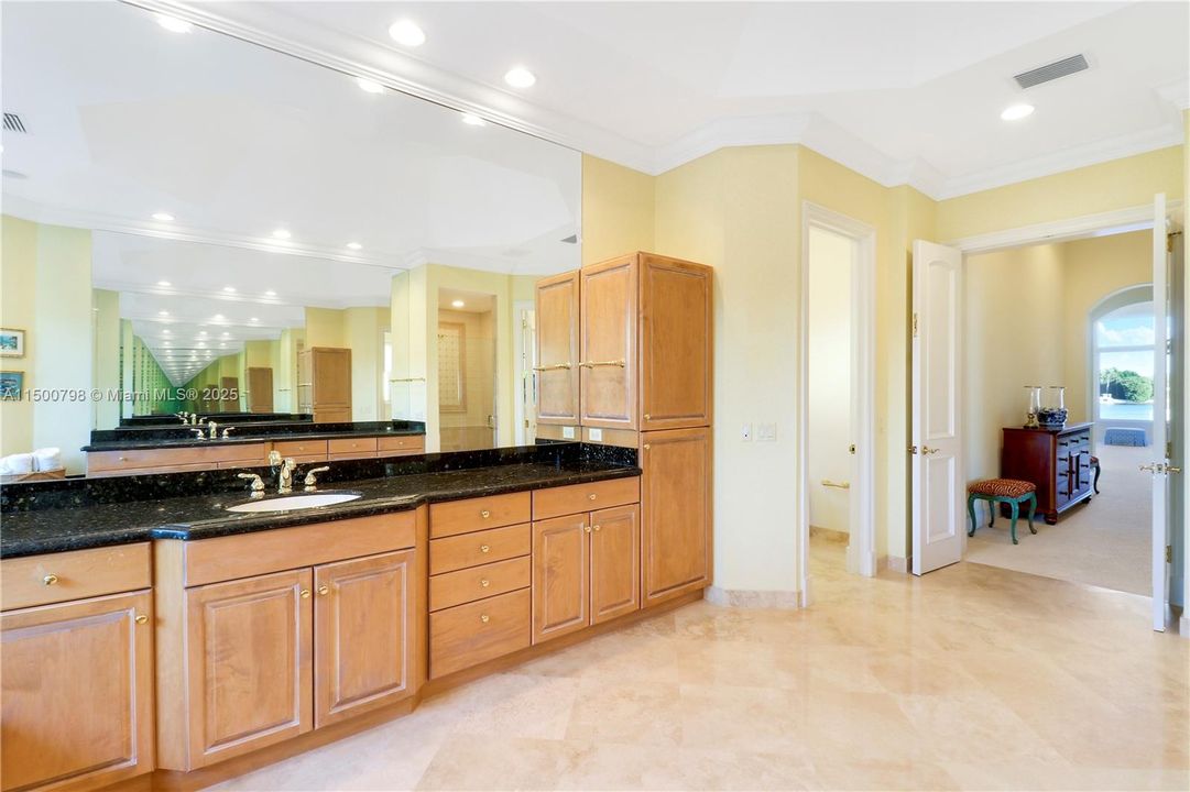 Vendido Recientemente: $9,950,000 (4 camas, 5 baños, 5691 Pies cuadrados)