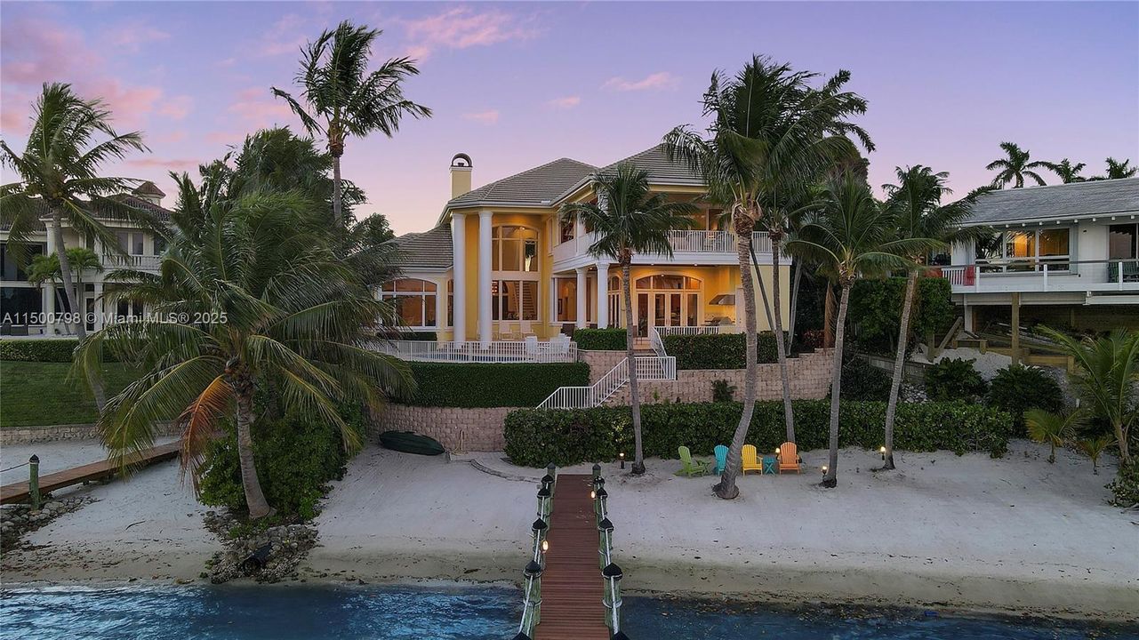 Vendido Recientemente: $9,950,000 (4 camas, 5 baños, 5691 Pies cuadrados)