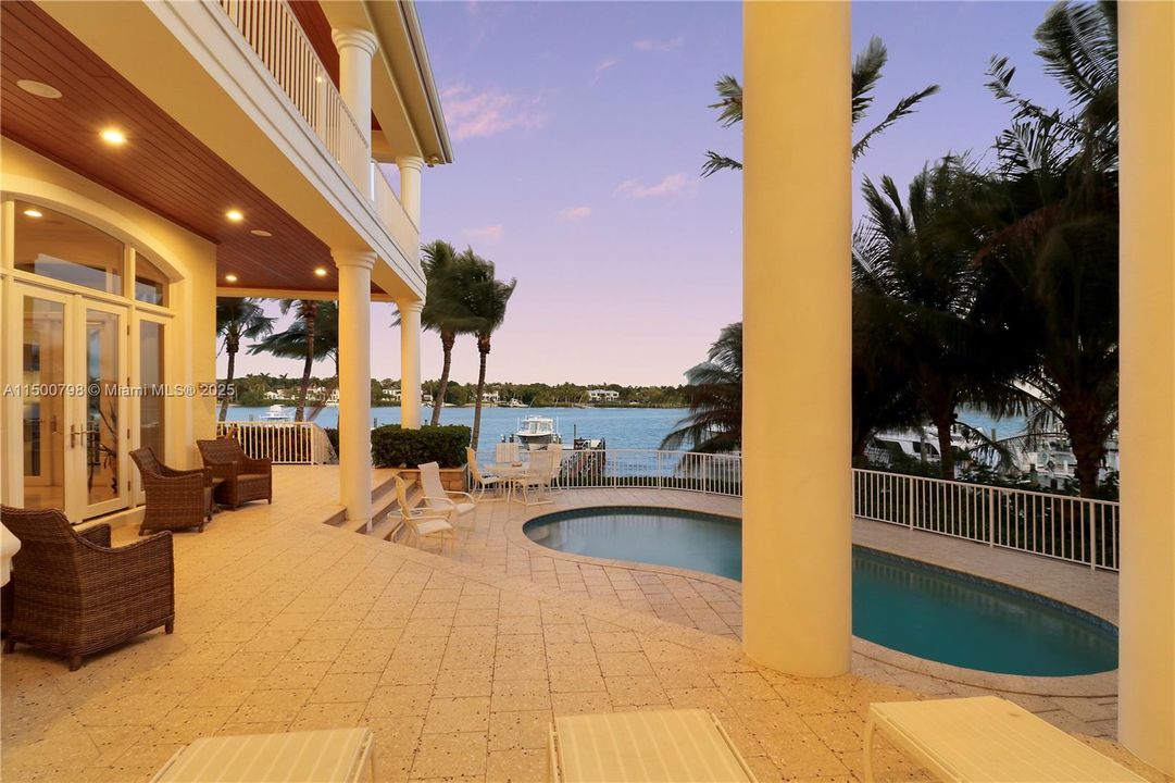 Vendido Recientemente: $9,950,000 (4 camas, 5 baños, 5691 Pies cuadrados)