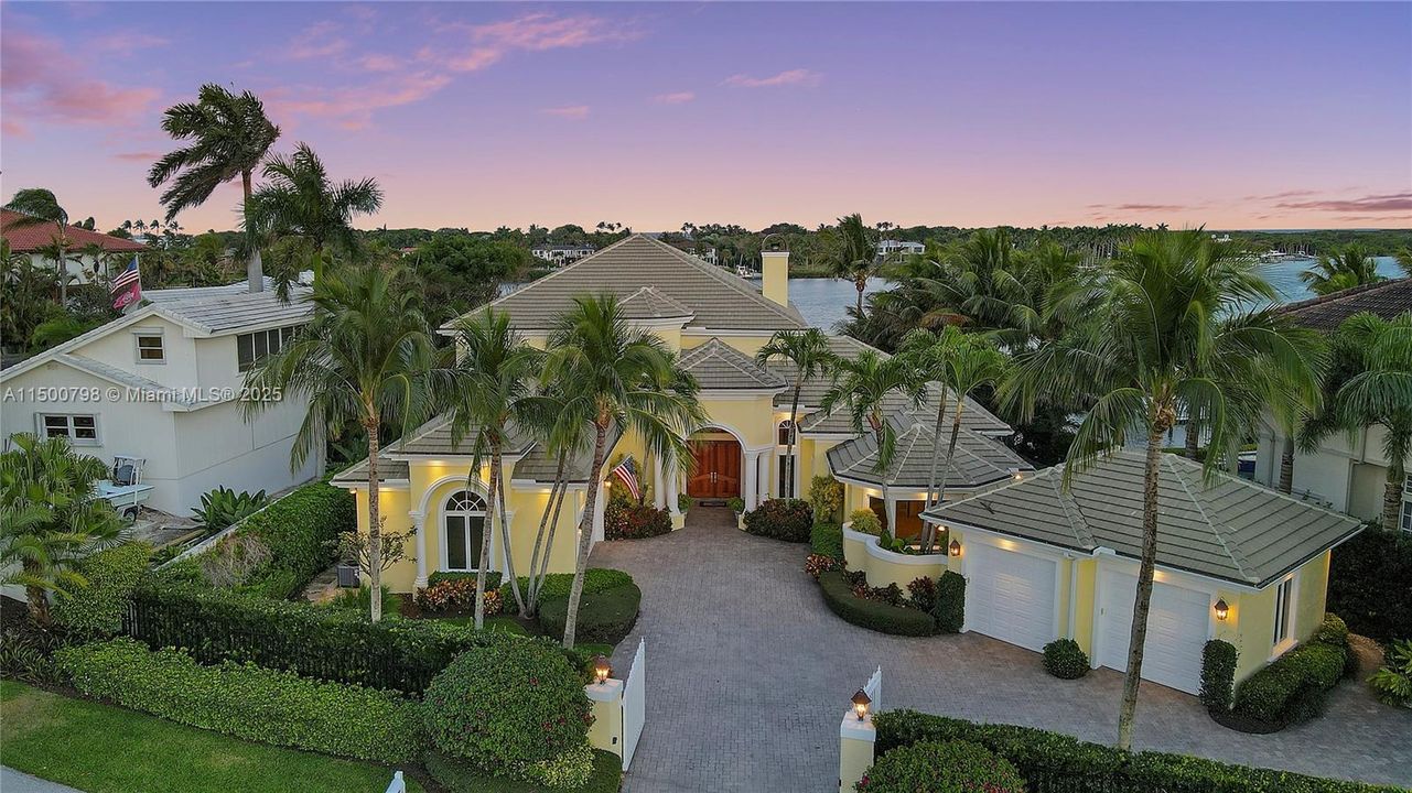 Vendido Recientemente: $9,950,000 (4 camas, 5 baños, 5691 Pies cuadrados)