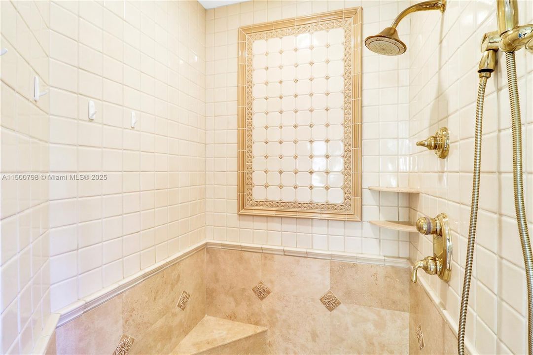Vendido Recientemente: $9,950,000 (4 camas, 5 baños, 5691 Pies cuadrados)