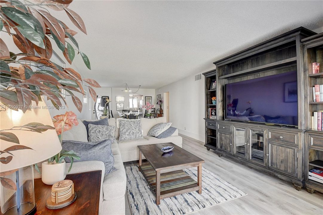 Recently Rented: $2,300 (2 beds, 2 baths, 1095 Square Feet)
