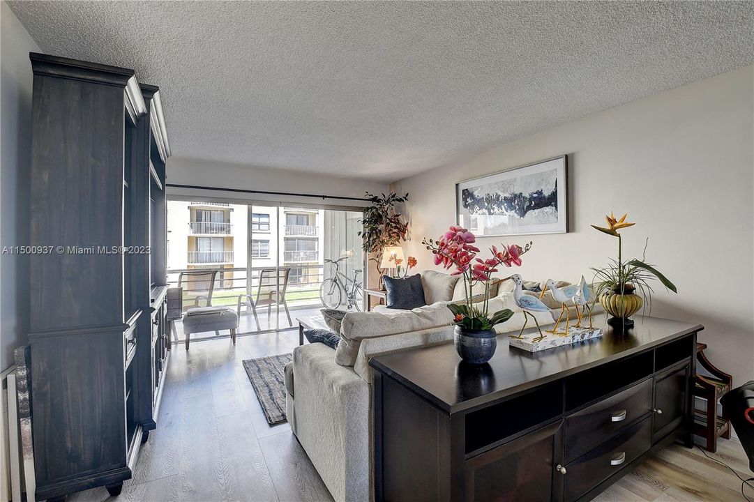 Recently Rented: $2,300 (2 beds, 2 baths, 1095 Square Feet)