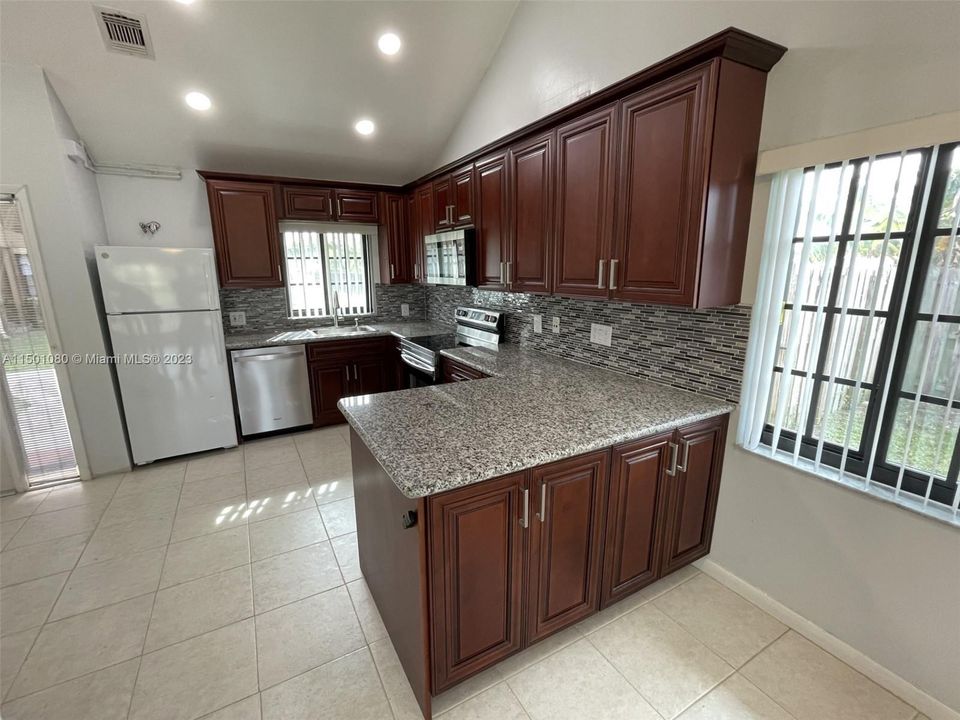 Недавно арендовано: $2,600 (3 спален, 2 ванн, 1270 Квадратных фут)