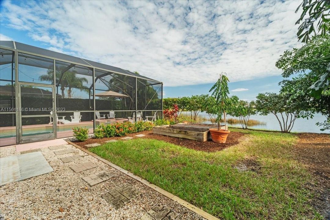 Recently Sold: $695,000 (5 beds, 3 baths, 3018 Square Feet)