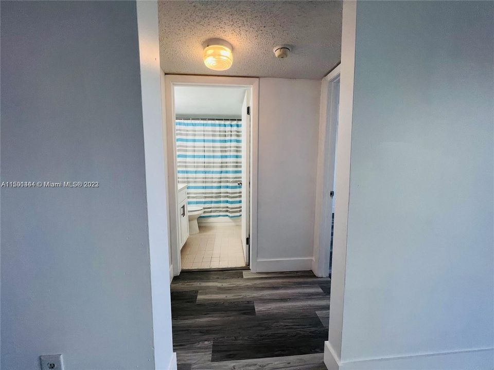 For Sale: $305,000 (2 beds, 2 baths, 980 Square Feet)