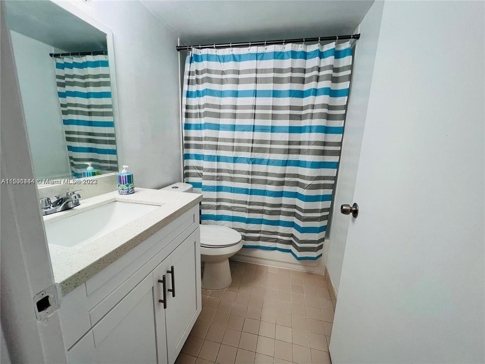 For Sale: $305,000 (2 beds, 2 baths, 980 Square Feet)