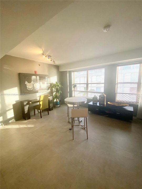 For Sale: $389,000 (1 beds, 1 baths, 630 Square Feet)