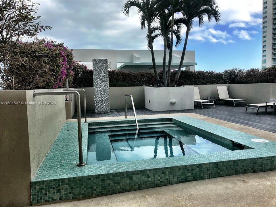 Recently Rented: $5,500 (3 beds, 3 baths, 1435 Square Feet)