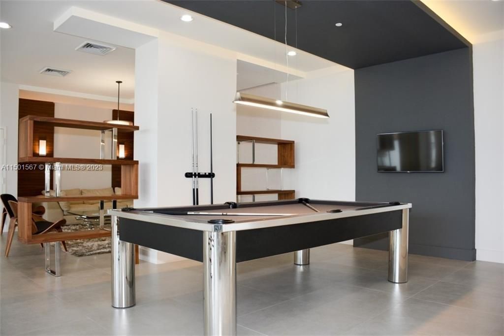 Recently Rented: $5,500 (3 beds, 3 baths, 1435 Square Feet)