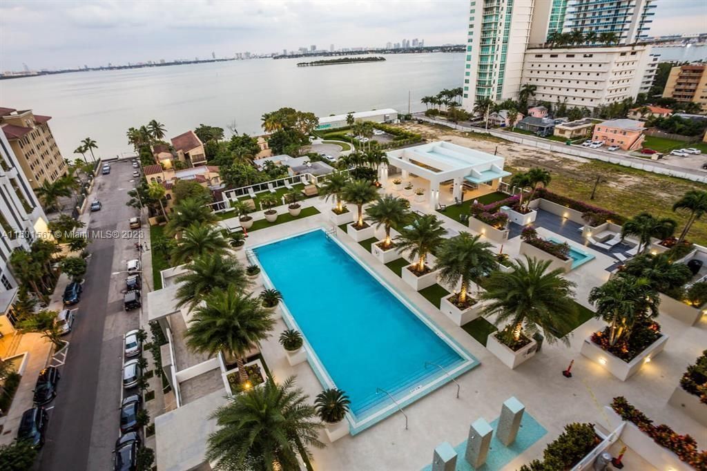 Recently Rented: $5,500 (3 beds, 3 baths, 1435 Square Feet)