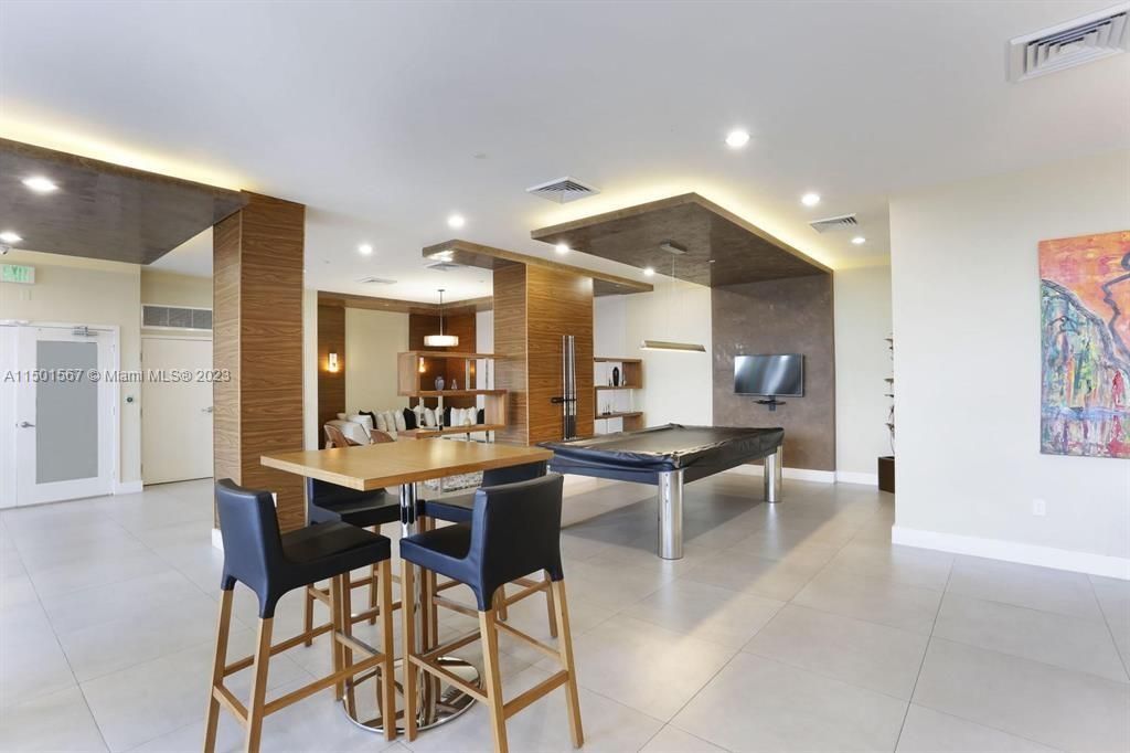 Recently Rented: $5,500 (3 beds, 3 baths, 1435 Square Feet)