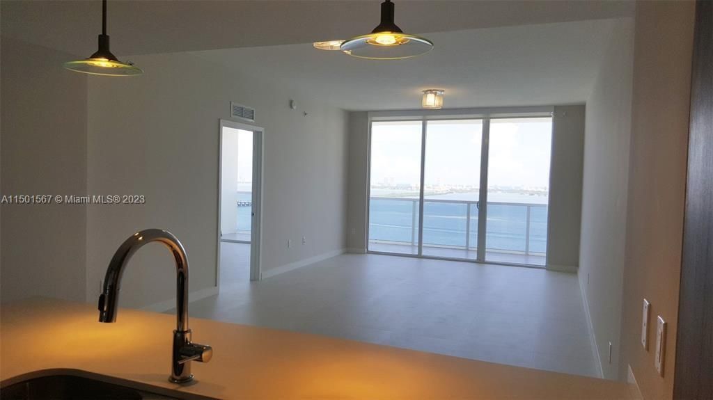 Recently Rented: $5,500 (3 beds, 3 baths, 1435 Square Feet)