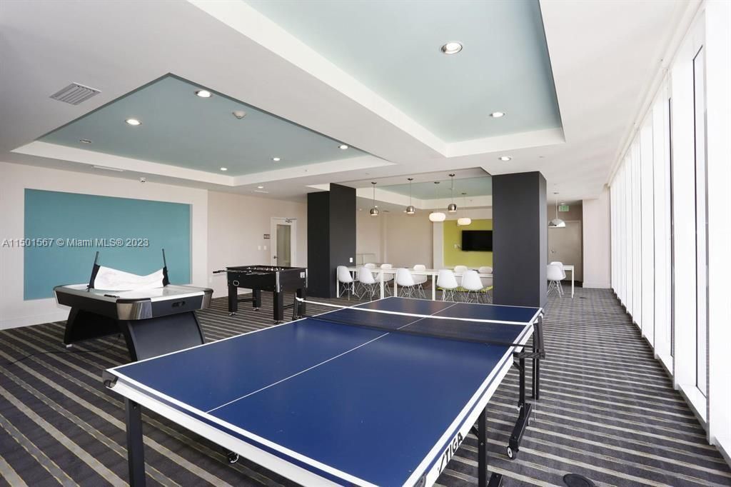 Recently Rented: $5,500 (3 beds, 3 baths, 1435 Square Feet)